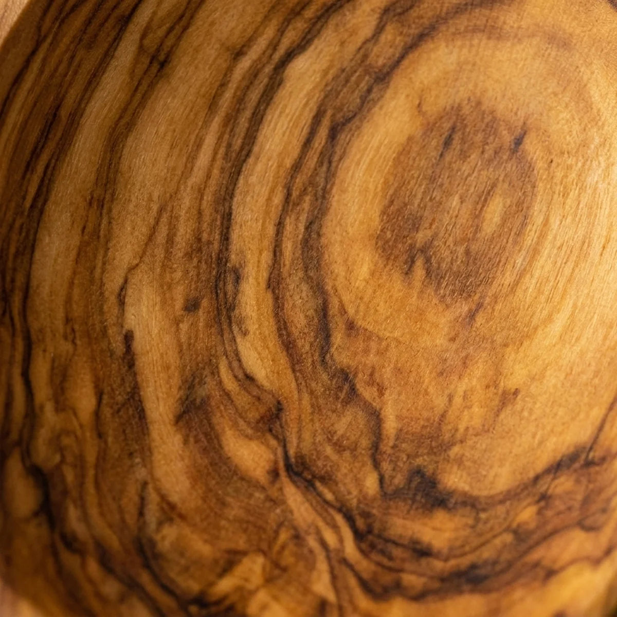 Macro of the olive grain of the Alba Olive Wood Serving Set (Fork + Spoon)
