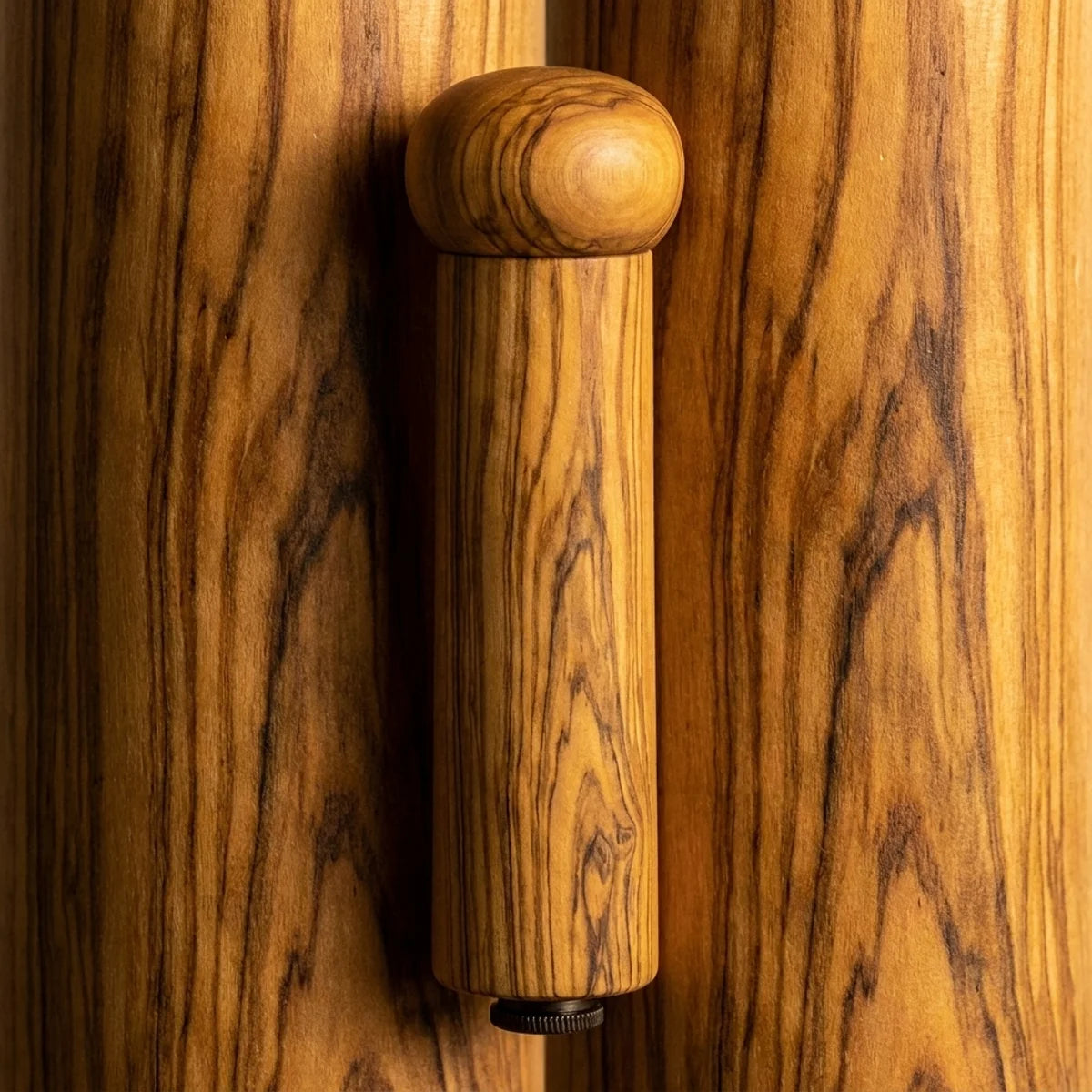 Macro of the olive grain of the Alba Olive Wood Pepper Mill